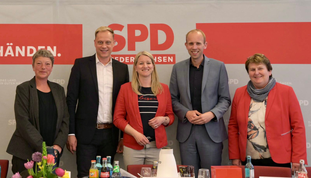 V. l. n. r.: Hanna Naber (Generalsekretärin SPD Niedersachsen), Wiard Siebels (stv. Bezirksvorsitzender), Dr. Kathrin Wahlmann (stv. Bezirksvorsitzende), Dennis Rohde (Bezirksvorsitzender), Johanne Modder (Fraktionsvorsitzende SPD Niedersachsen)