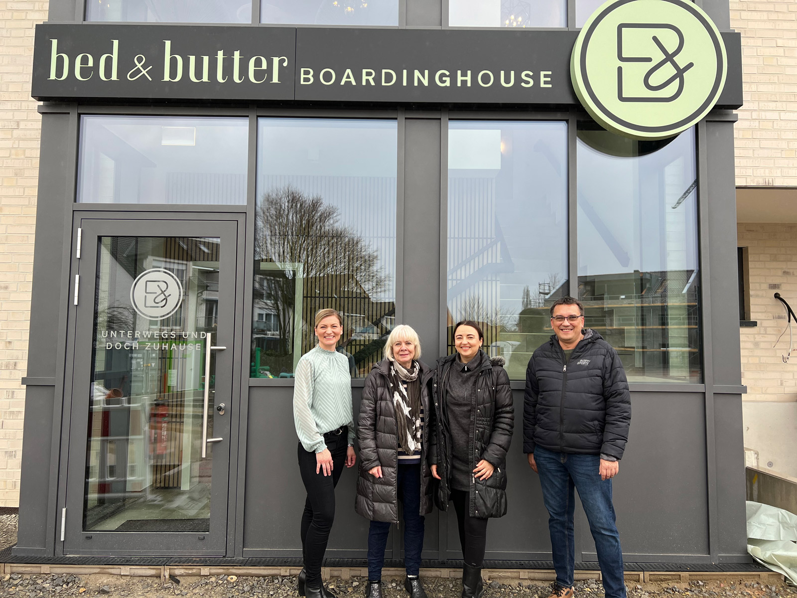 vor dem neuen Boardinghouse bed&butter in Hasbergen